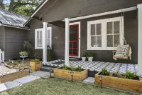 1930s Home, King bed, sleeps 8, Gameroom, walk to Main St - Wifi
