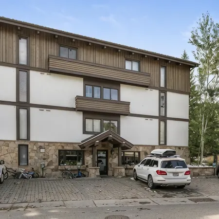 Beautiful 2 Bed / 2 Bath in Vail Village – Walk to Gondola One or Golden Peak!