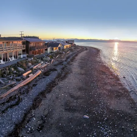 West Beach House - low bank waterfront, with 1 GB WIFI, WFH - NEW hot tub!