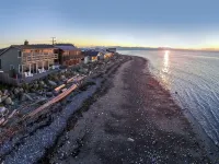West Beach House - low bank waterfront, with 1 GB WIFI, WFH - NEW hot tub! - 4-Star