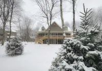 Pine Crest Lodge, 8Br 5BA Home with Beach Access, Fire Pit, & Private Hot Tub - 4-Star