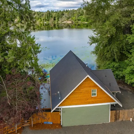 Lakehouse With Hot Tub, Covered Patio, Outdoor Fire-pit and BBQ