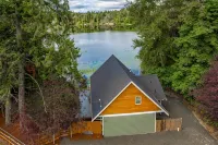 Lakehouse With Hot Tub, Covered Patio, Outdoor Fire-pit and BBQ - 4-Star