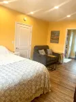 Minutes to the BEACH! Boat friendly, fire pit, bocci & large yard for famly fun! - 4-Star