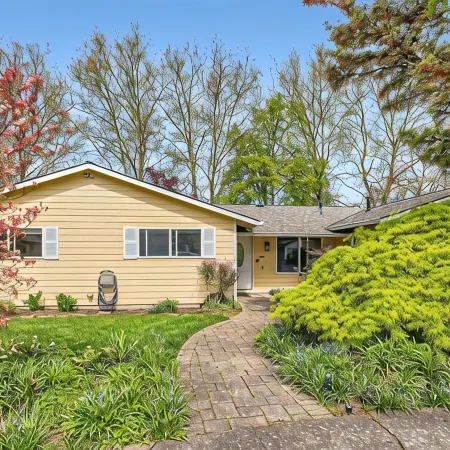 Entire home: Charming Home with Beautiful Yard