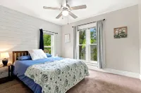 The White House - Close to campus + downtown - lots of room for everyone - Bungalows