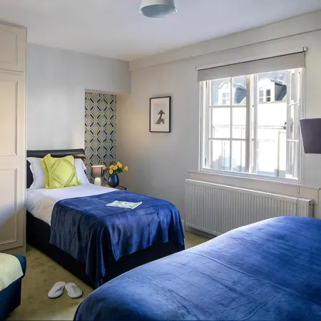 Dream Stays Bath - Trim Street Townhouse with Hot Tub
