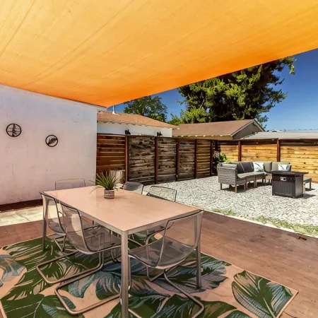 Music themed home, PacMan Arcade, Sleeps 9, BBQ, Fire Pit, Wi-Fi