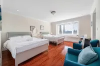 Tranquil Ensuite near Oakridge Mall and Skytrain - Guest houses