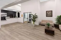 Super 8 by Wyndham Baton Rouge/I-10 - Motels