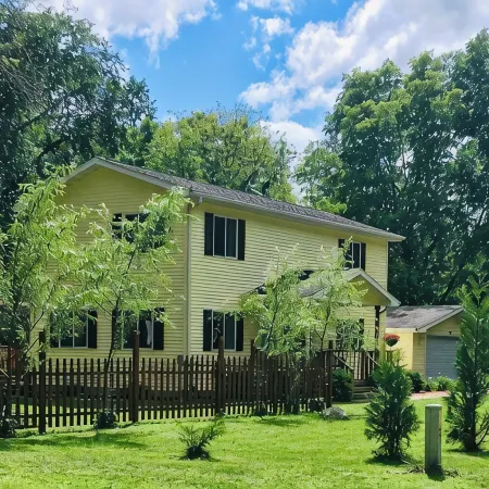 Devil's Lake Cottage - Family Friendly a block from State Park Entrance! Skiing