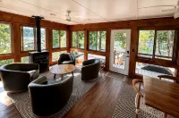 Lakefront Mid-Century Cabin • Private Dock Hot Tub • Fire Pit • Modern Retreated - 샬레 호텔