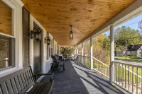 11 bedroom Lodge - Swim Spa/Hot Tub - Firepit - Game room - sleeps 26 - Wifi