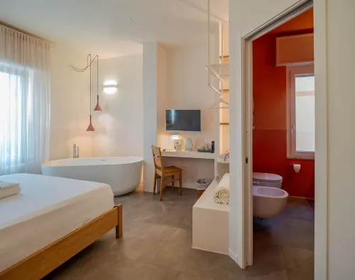 Isabella Boutique Rooms — Scirocco Jacuzzi Room - Apartments