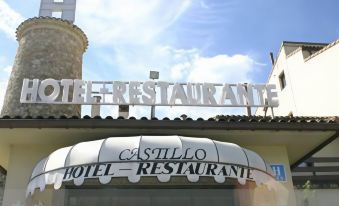 "a restaurant with a sign that says "" oithe restaurant "" and another sign that says "" castillo hotel restaurant .""." at Hotel Castillo