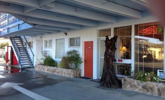 Redwood Inn