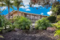 Bay Breeze Inn Hotel dekat Mills College at Northeastern University