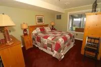 Seven Springs 1 Bedroom Premium Condo, Walking Distance to Slopes -  Privatzimmer