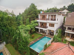 Asri Villa 5 bedrooms with a private pool