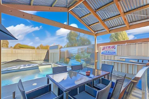 Golden River Motor Inn - Motels