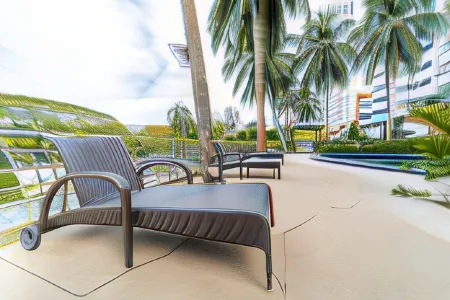 Seaview Beach Batu Ferringhi 3 Rooms - 1801 Отели рядом с достопримечательностью «Пляж Бату Ферринги»