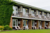 Silver Dart Lodge Hotels near Victoria County Court House