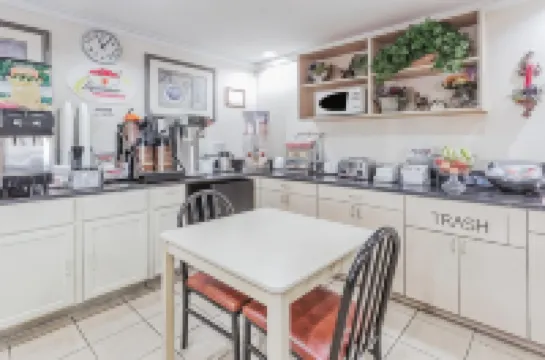 Super 8 by Wyndham St. Charles Hotels in Saint Charles