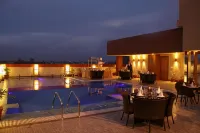 HK Clarks Inn, Amritsar - สระว่ายน้ำบนดาดฟ้า