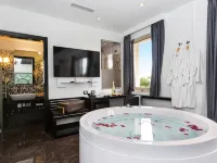 JC Hotel Hotels near La Saliera