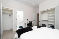 Private Space with Modern Amenities and Free Parking - Charming Serenity 록펠러 기념 교회 주변 호텔