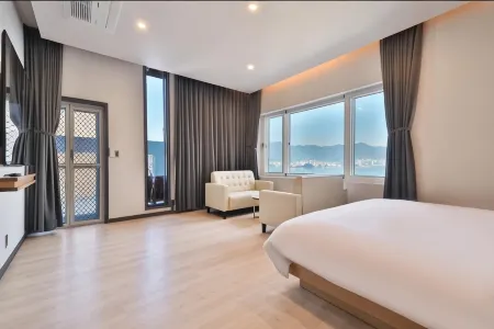 Changwon Jinhae Hotel 701 Отели рядом с достопримечательностью «Yeojwacheon Stream»