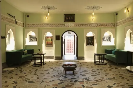 House of Amer Отели рядом с достопримечательностью «Sheesh Mahal»