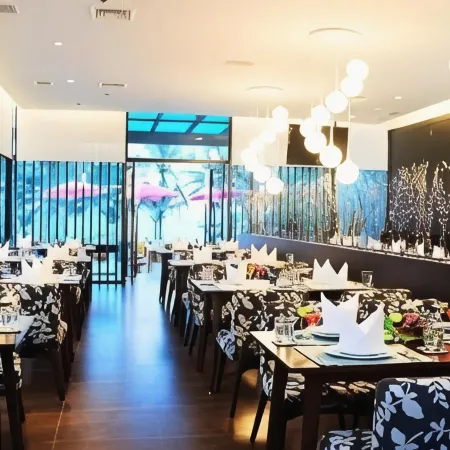The Sez Hotel Bangsaen Отели рядом с достопримечательностью «Гора Кхао-Саммук»
