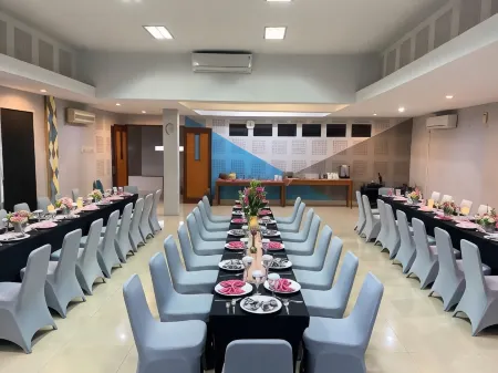 Hotel Sriti Magelang Отели рядом с достопримечательностью «Statue of Prince Diponegoro»