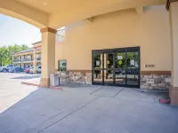 Moulton Inn &  Suites by OYO Near Shiner TX