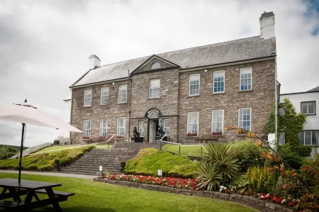 Falls Hotel & Spa Отели рядом с достопримечательностью «Дулин Кейв»