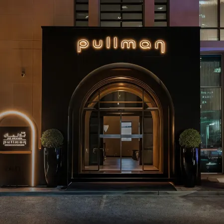 Pullman Dubai Jumeirah Lakes Towers - Hotel & Residence Отели рядом с достопримечательностью «Здание CNN в Дубае»