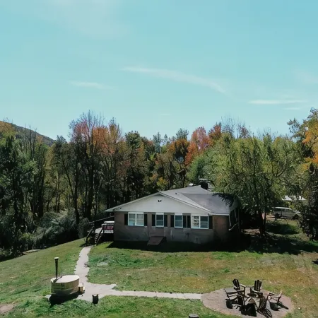 Group Getaway: Sleeps 15, 11 Priv Acres, Wood fire hot tub, sauna, karaoke