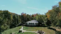 Group Getaway: Sleeps 15, 11 Priv Acres, Wood fire hot tub, sauna, karaoke