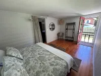 The Little Red Cottage - A cozy home steps away from private beach & wine trail. - Wifi