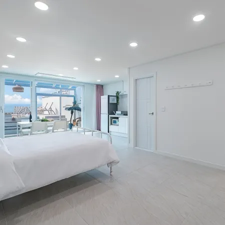 Pohang Uni’s Ocean Pool Villa