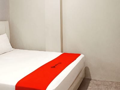 RedDoorz at Deluxe Hotel Near Terminal Purabaya Bungurasih
