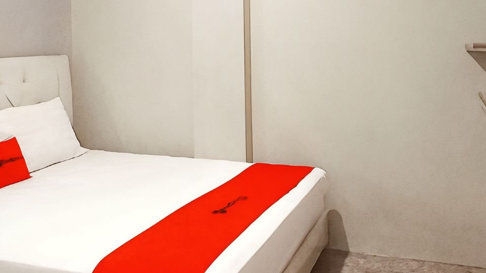 RedDoorz at Deluxe Hotel Near Terminal Purabaya Bungurasih