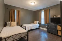 Remodeled 4-bedroom house near downtown Dallas with WiFi, AC - บังกะโล