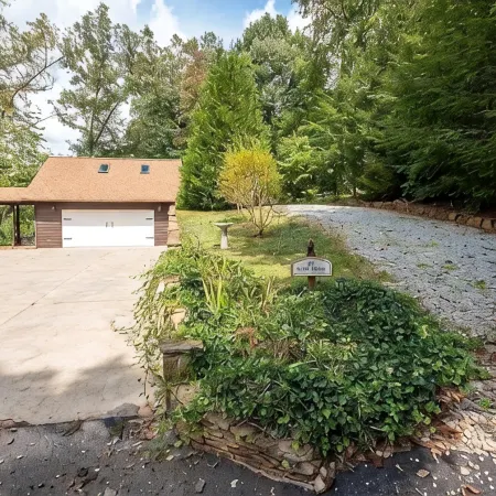 Charming 2-bedroom house in  Franklin NC with  Bonus apartment above the garage
