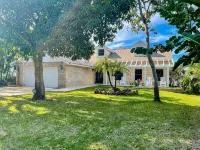 Pellicanus House. Waterfront Paradise+Pool+Hot Tub+ Kayaks Adventure! - 4-Star