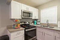Cozy Downtown, Montrose Studio!Free parking ! - Condos
