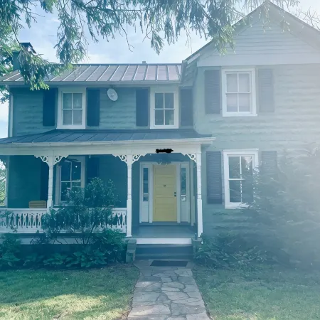 Stylish 1-bd/1-ba gardern apt within quaint Bluemont village, walk to wineries.