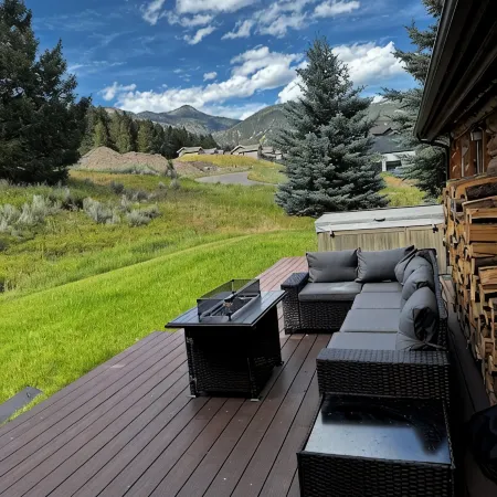Freshly remodeled 3 bedroom condo with private hot tub!!