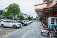 Jiaheyue Hotel (Guigang International Shenghuo Port High Speed Railway Station) - parking